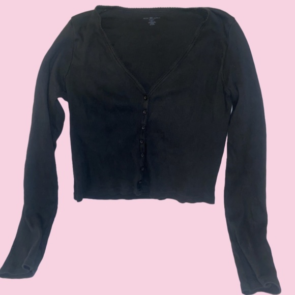 Brandy Melville Long sleeve button up tee - Picture 4 of 4